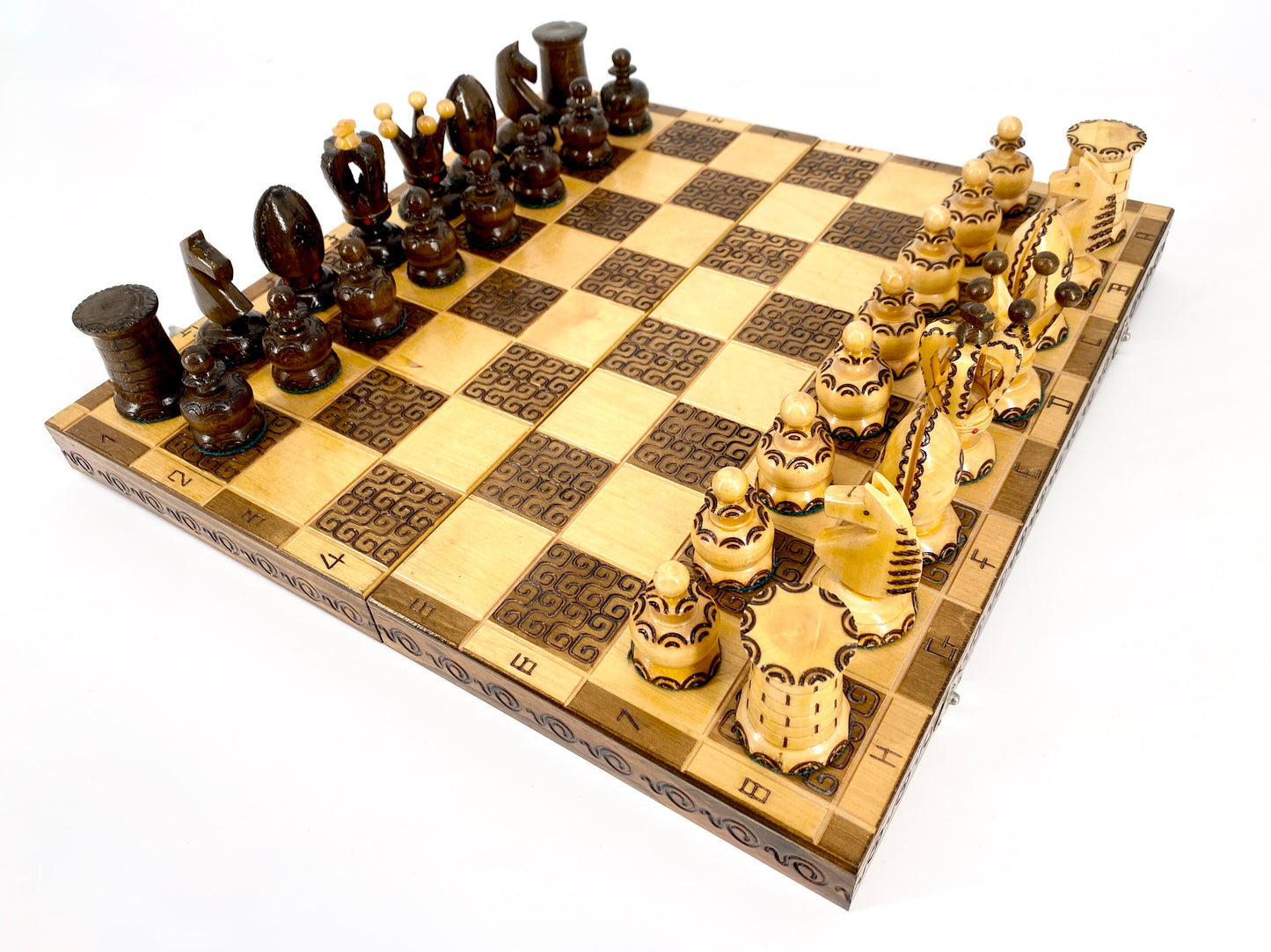 Schachset mit keltischer Ornamentierung, Schachbrett + Figuren. Holz