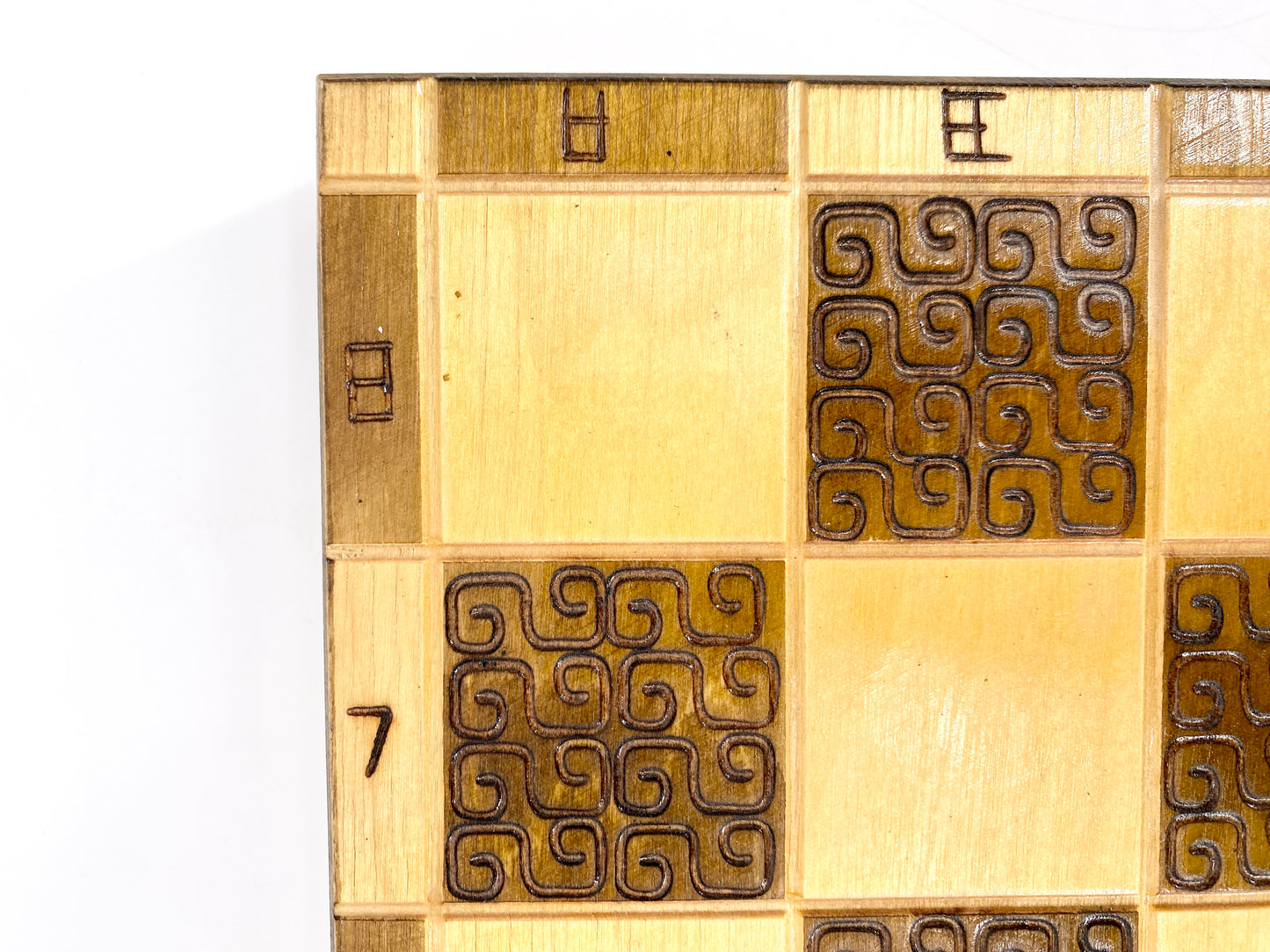 Schachset mit keltischer Ornamentierung, Schachbrett + Figuren. Holz