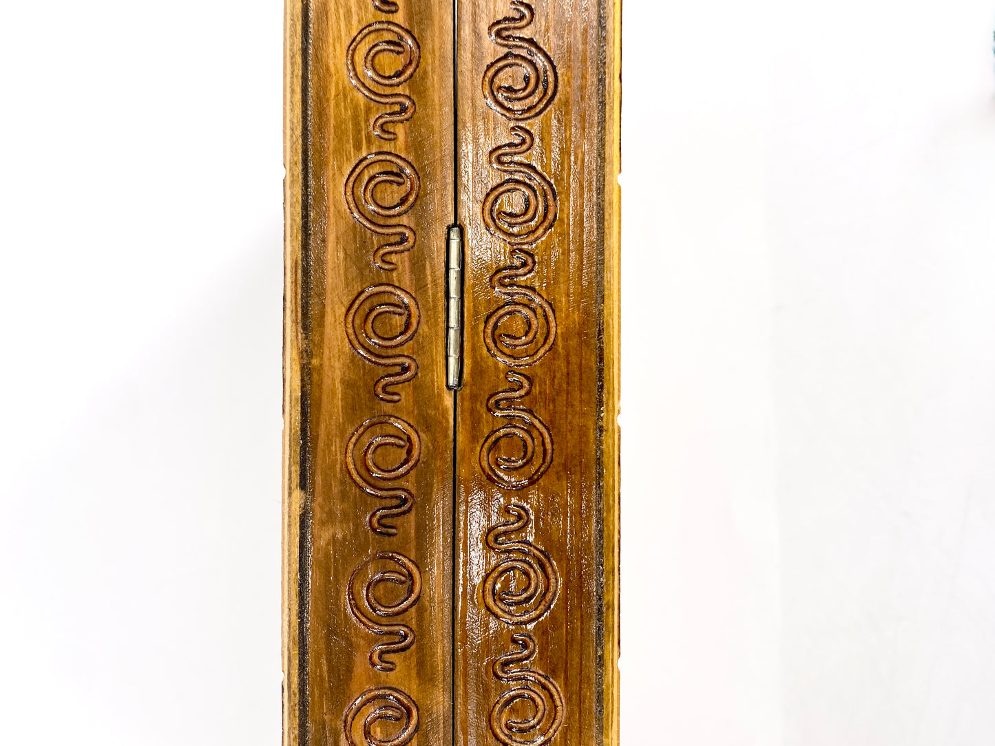 Schachset mit keltischer Ornamentierung, Schachbrett + Figuren. Holz