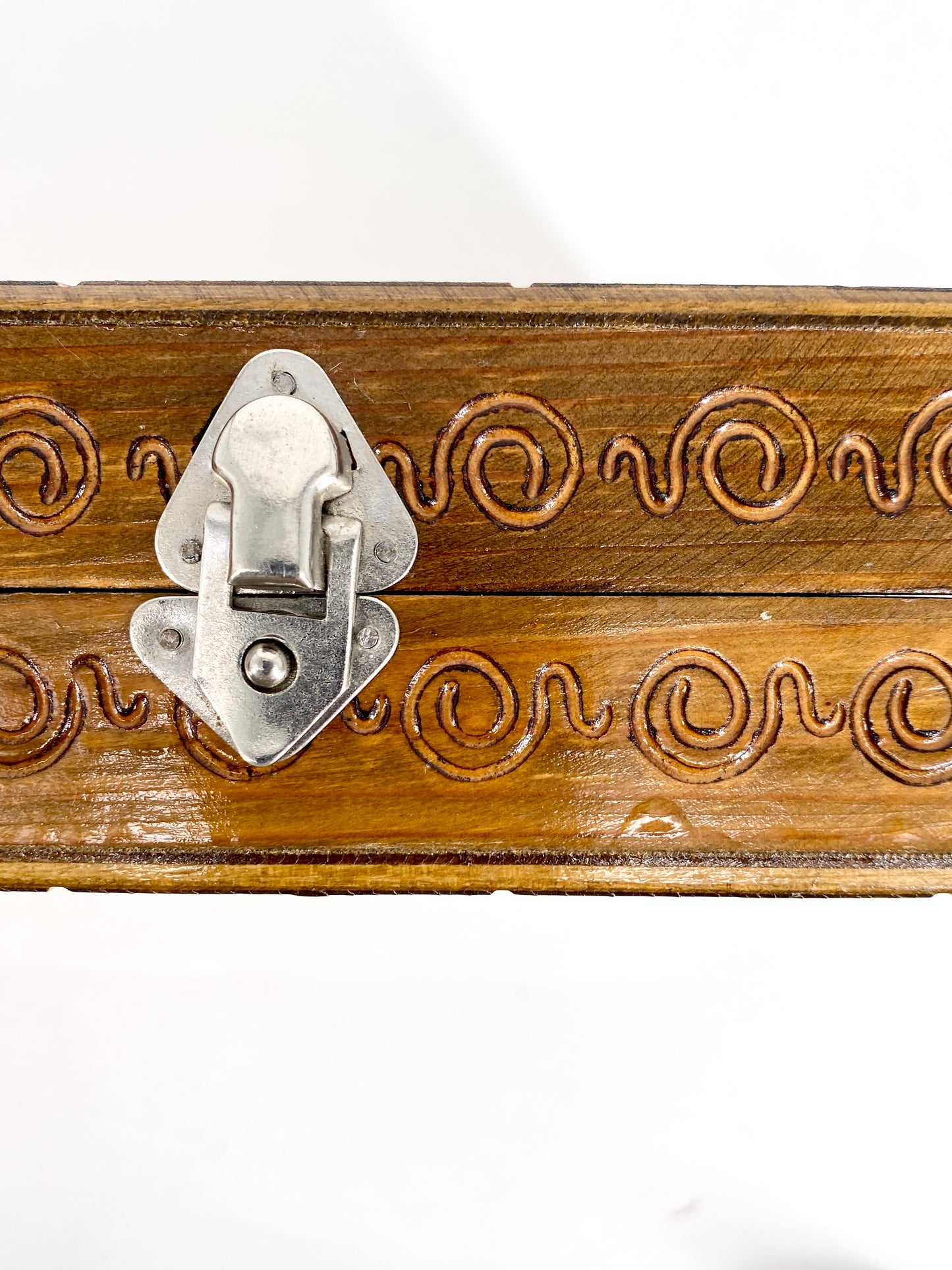 Schachset mit keltischer Ornamentierung, Schachbrett + Figuren. Holz
