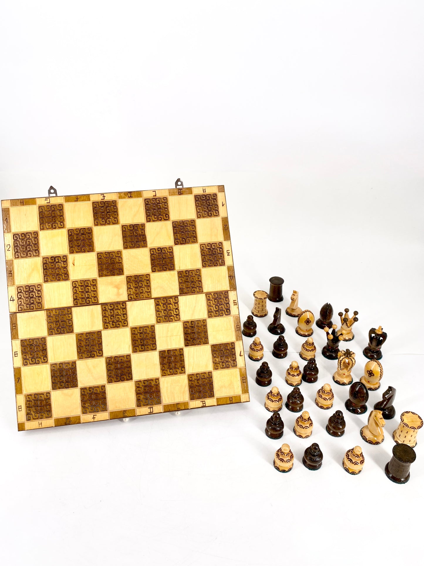 Schachset mit keltischer Ornamentierung, Schachbrett + Figuren. Holz