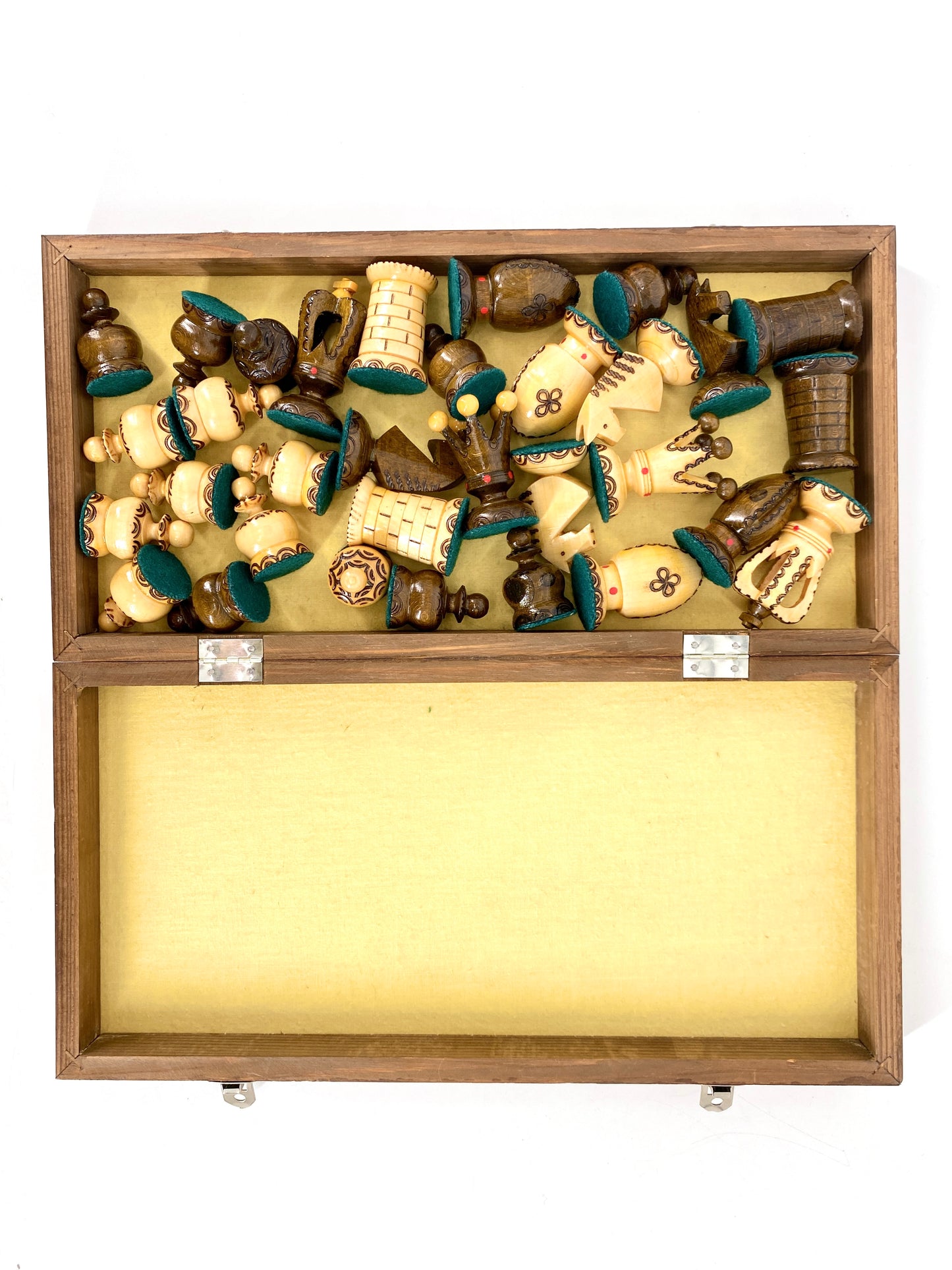Schachset mit keltischer Ornamentierung, Schachbrett + Figuren. Holz