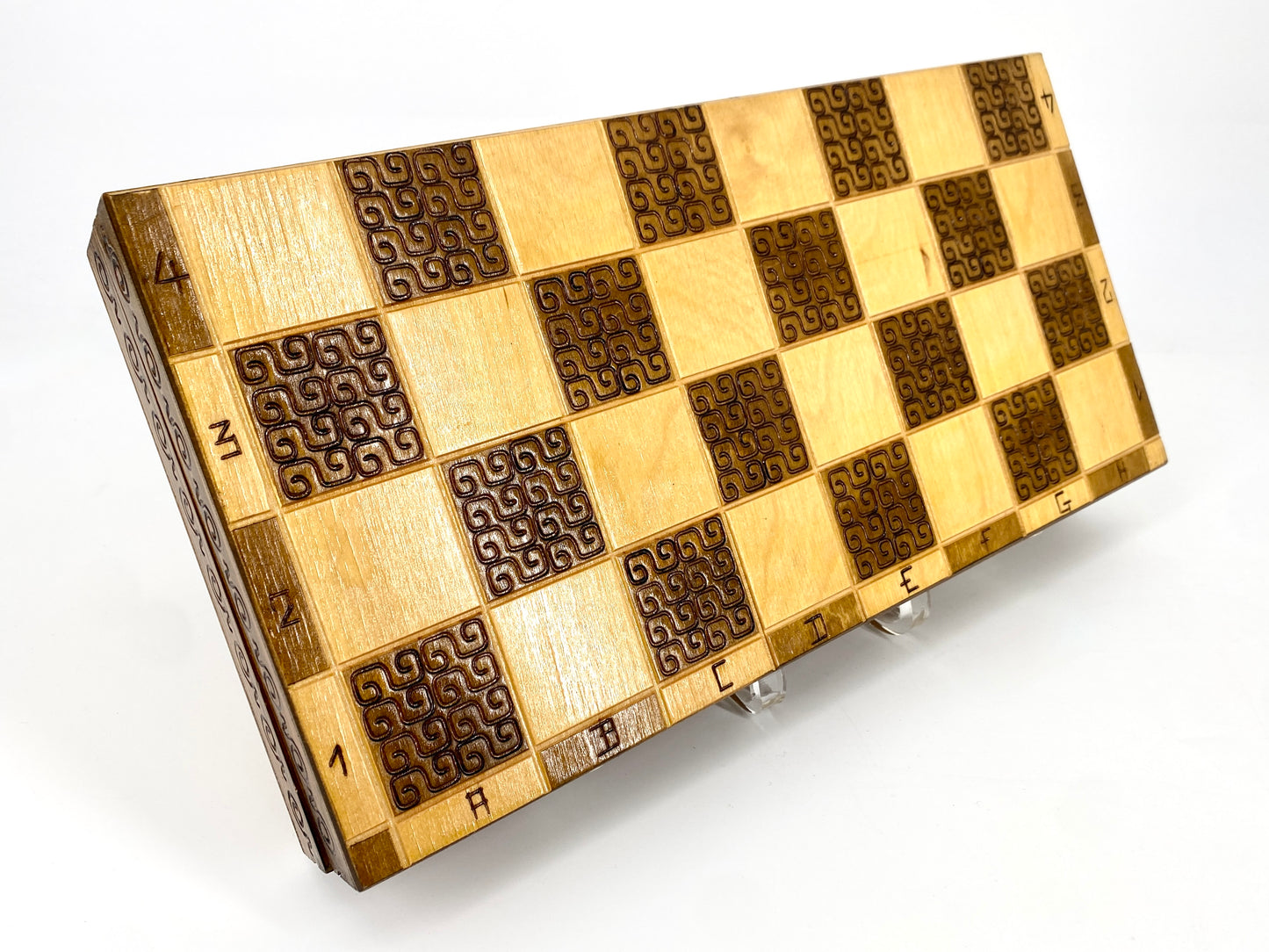 Schachset mit keltischer Ornamentierung, Schachbrett + Figuren. Holz