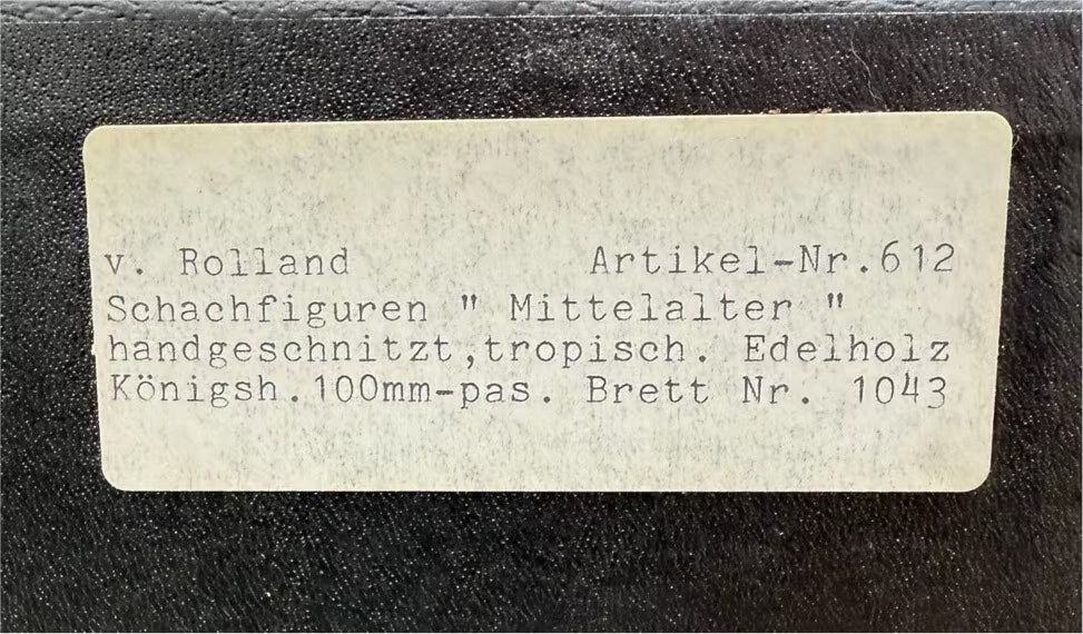 Spieltisch / Schachtisch aus Massivholz im Louis XV-Stil mit herausnehmbarem Intarsie-Spielbrett und geschnitzten Schachfiguren